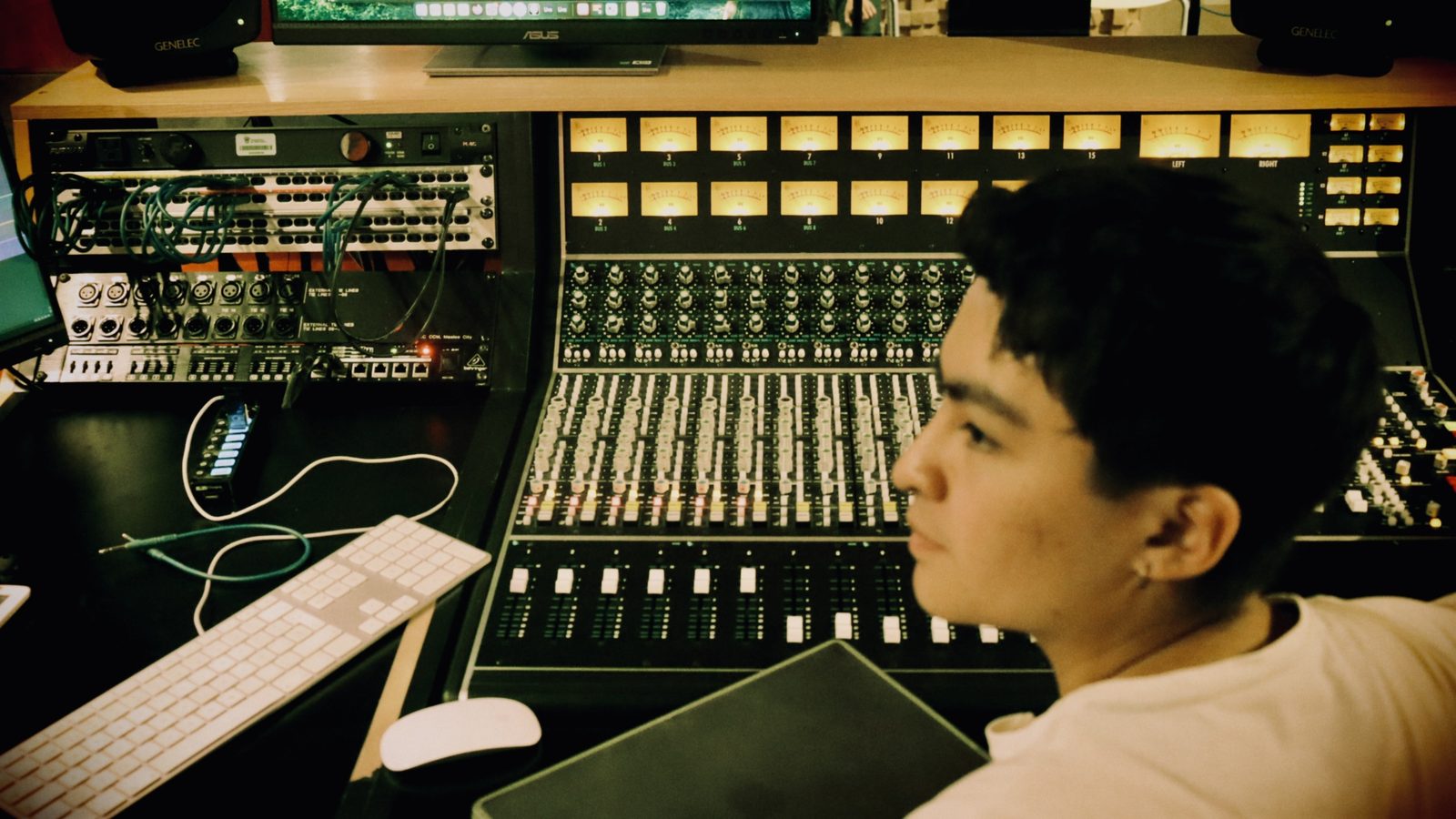 Alberto Wong Casas frente a la consola API del estudio D, con los medidores VU encendidos y el patchbay a un costado.